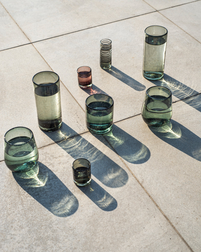 Set de vasos de vidrio soplado hechos a mano, ideales para cualquier ocasión.
